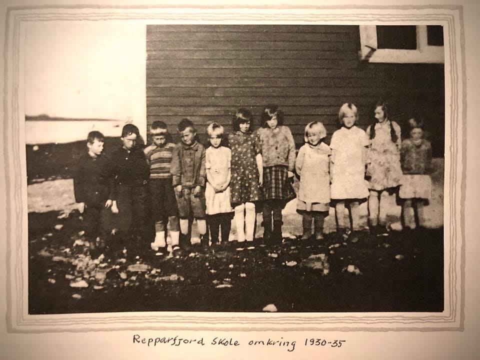 barn står foran Repparfjord skole